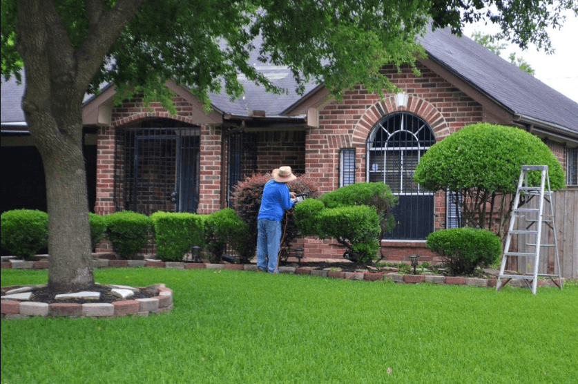 How Does Landscaping Insurance Protect You from On-Site Injuries?